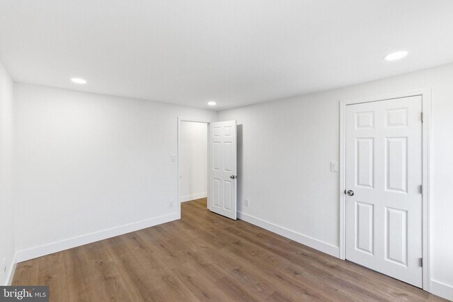 Building Photo - 213 Hermitage St