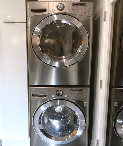 Washer & Dryer. - 8616 Wonderland Ave