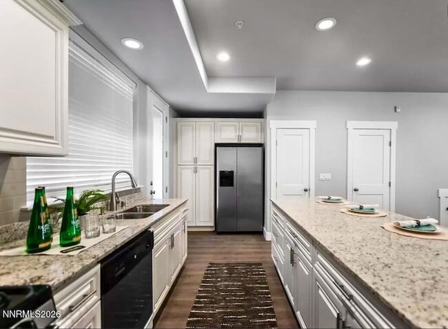 Building Photo - 770 Bluffs Ct