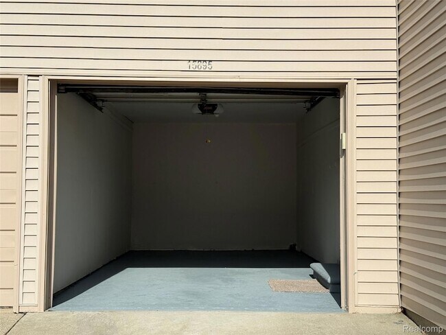 Building Photo - 15895 Cambridge Dr