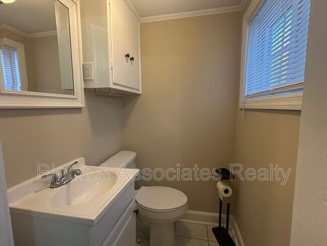 Building Photo - 1304 Bogart St