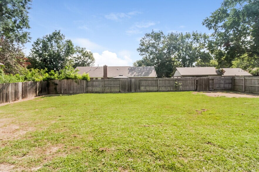 Building Photo - 4580 Blandford Dr
