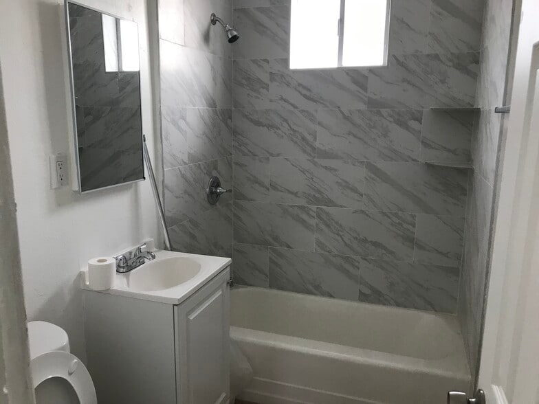 Building Photo - 1030 E 21st St