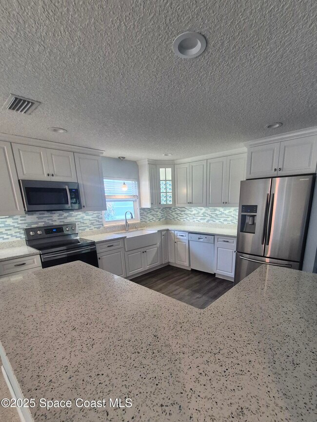 Building Photo - 333 Bahama Dr