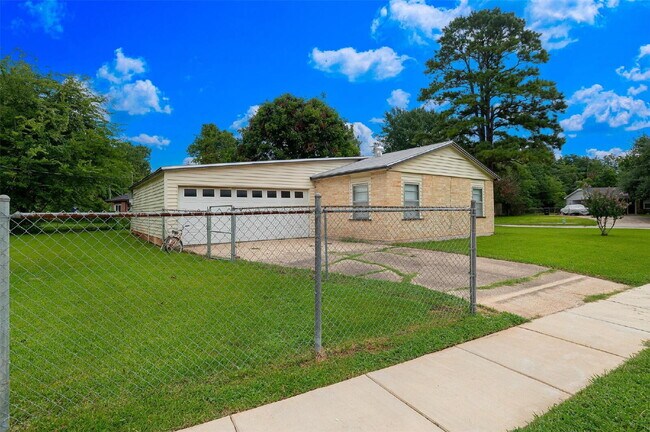 Building Photo - 1101 Shirley Ln