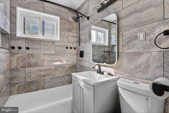 Building Photo - 146 Joliet St