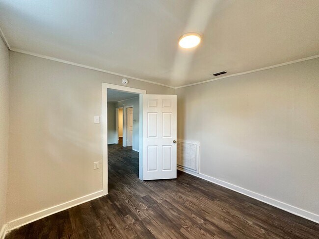 Building Photo - Available Now! 2 Bedroom, 1 Bath (Plus Bon...