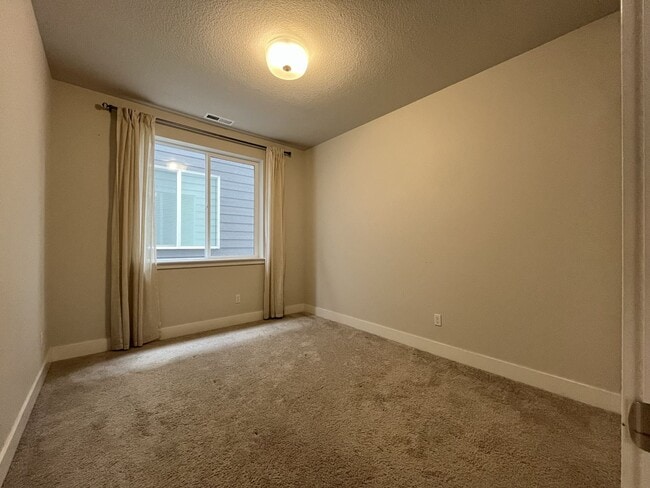 Building Photo - Stunning 2024 Built 5BR Home with Main-Level Suite, EV Charger & Covered Patio Near River Terrace