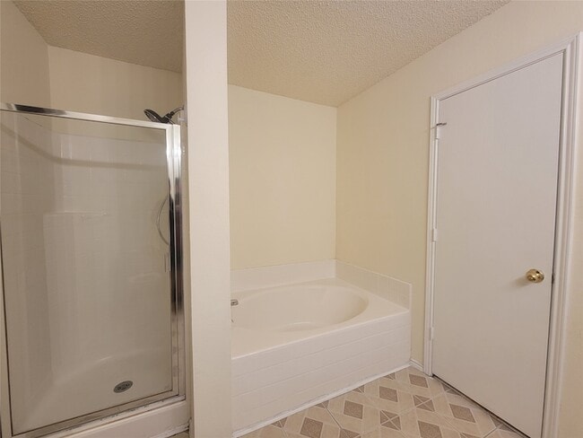 Building Photo - 2233 Maple Dr