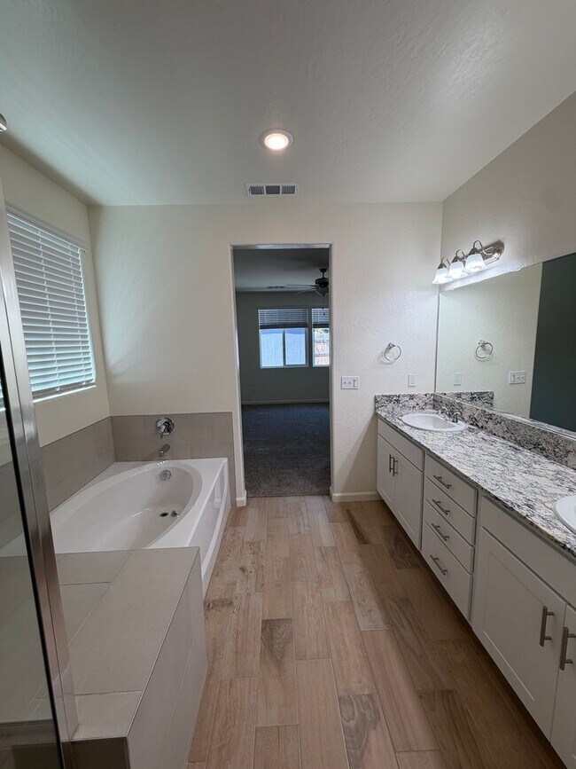 Building Photo - Beautiful Home for rent in Tulare!