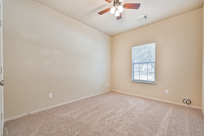 Building Photo - 2006 Plantain Lily Ct