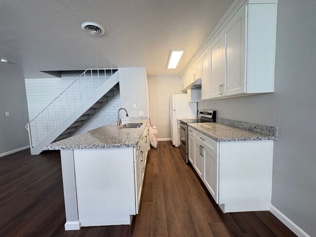 Building Photo - Charming Two Bedroom Condo