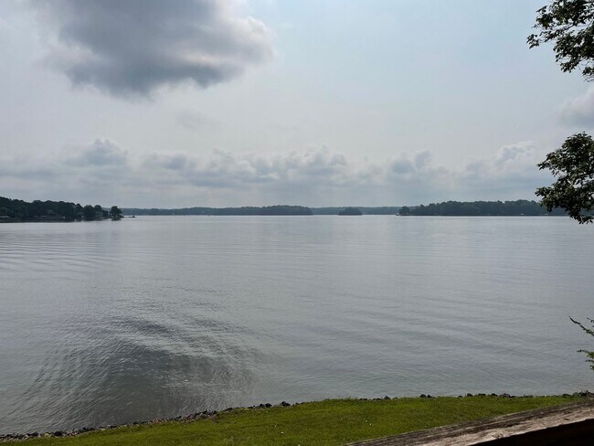 Building Photo - Three Bedroom Brick Ranch in Terrell with beach access to Lake Norman
