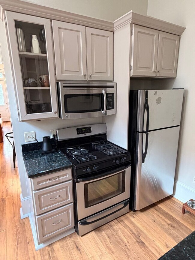 Building Photo - Gorgeous 1BD/1.5BA Uptown