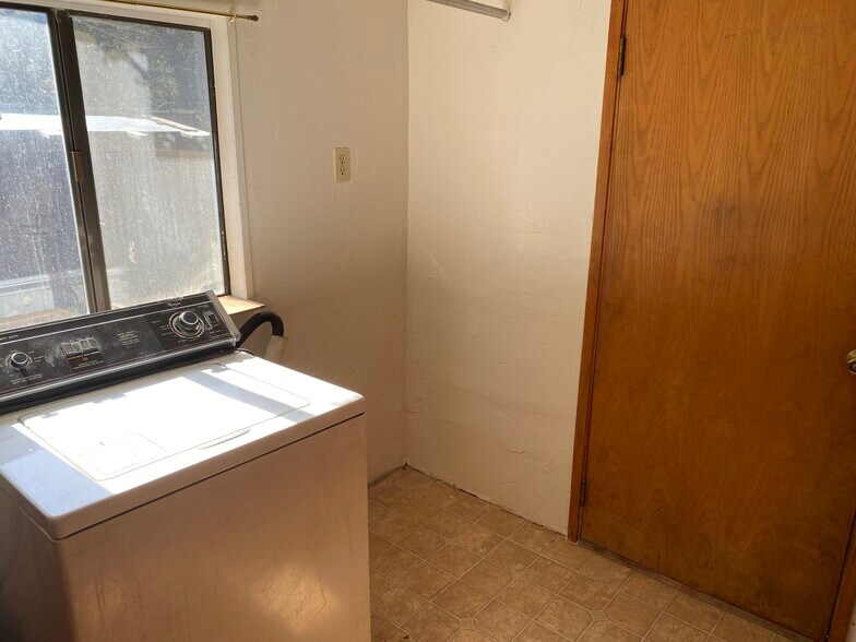 Building Photo - 10445 Tanglewood Ln