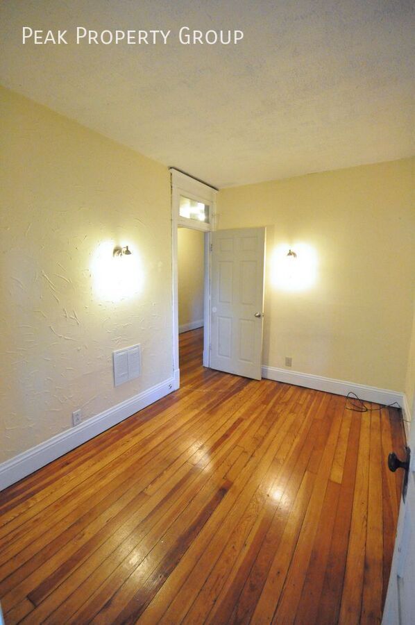 Building Photo - 2074-2078 Summit Street-2078 Summit Street- 4 bedroom