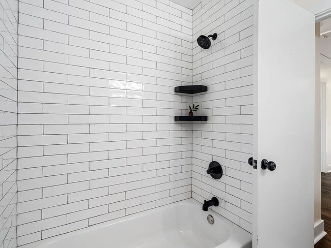 Building Photo - 2 Bedroom, 1 Bathroom Duplex Near Woodbine...