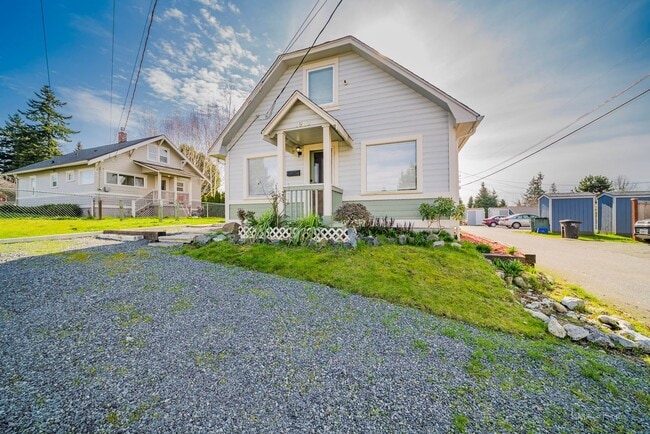 Building Photo - **Move-In Special** Charming 2bedroom, 1bath 1920’s Home in North Everett