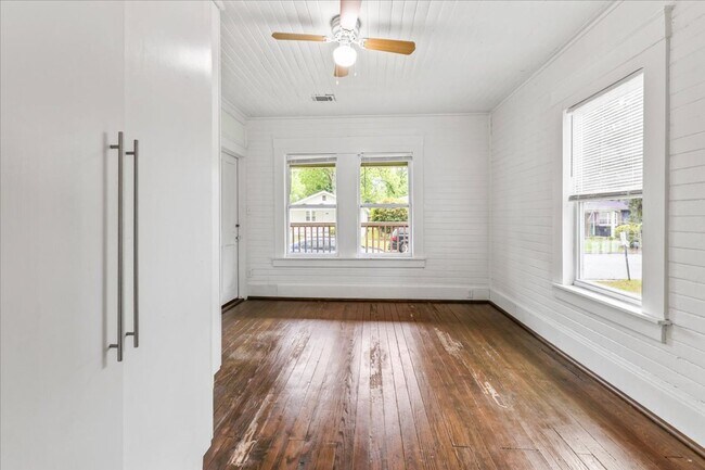 Building Photo - Savannah Eastside Home | 2 Bed 1 Bath | Remodeled Kitchen | In-Unit W/D | Private Driveway