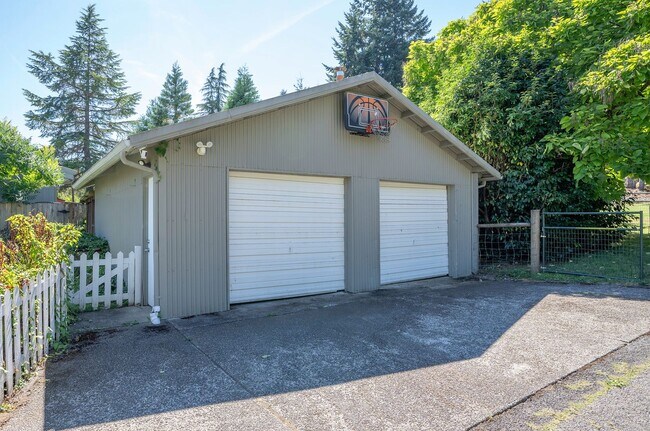 Building Photo - SHORT TERM LEASES! 1-6 months - 3-Bedroom ...
