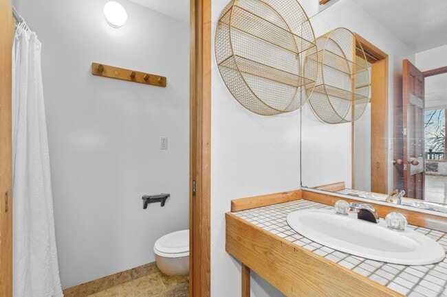 Building Photo - 2Bd/1.75Ba Mercer Island House