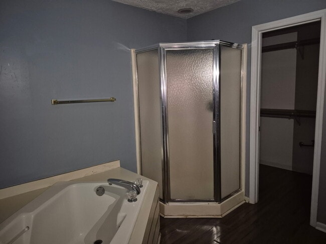 Building Photo - 1004 Brookhollow Dr