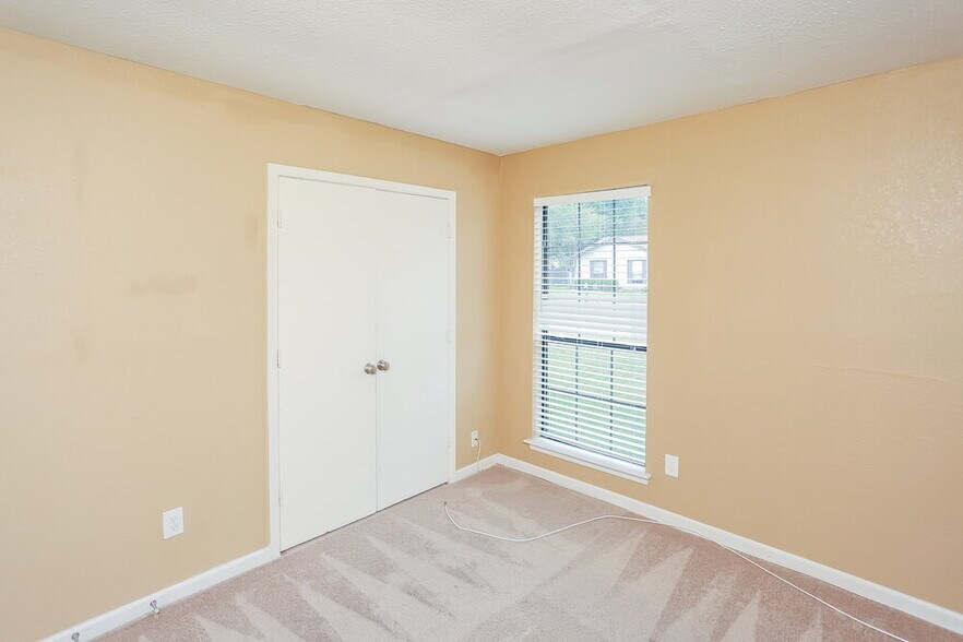 Building Photo - 1804 Primrose Ln