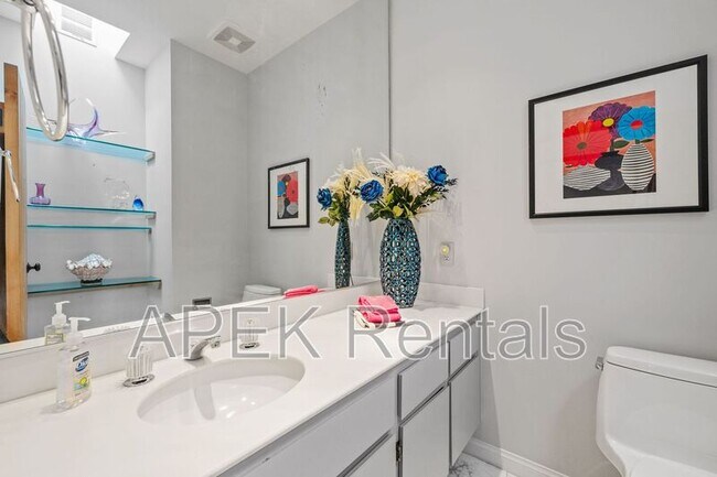 Building Photo - 1317 E Amado Rd