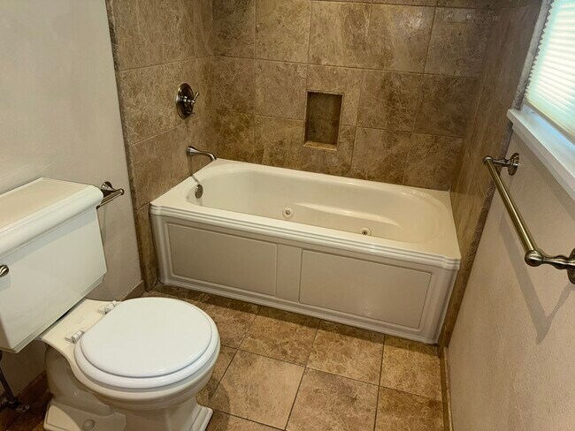 Building Photo - 454 W Twain Ave