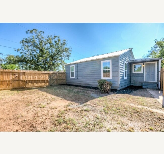 Building Photo - COMING MARCH 2026 - Fully Renovated 3 Bedroom Home!!