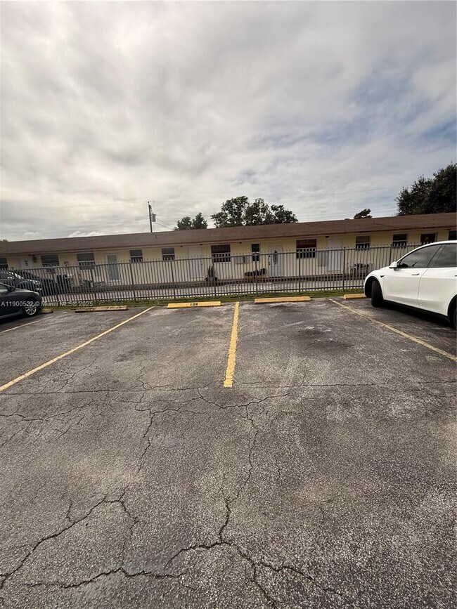 Building Photo - 1154 W 35th St