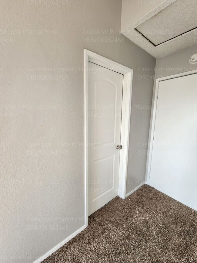 Building Photo - Charming 3 bedrooms/ 2.5 bathroom home.