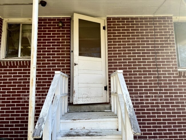 Building Photo - 345 Maple St