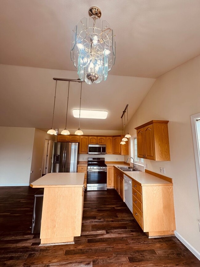 Building Photo - Beautiful mountain views! 3 bed 2 bath 2 c...