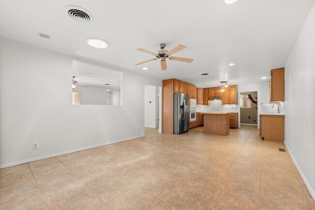 Building Photo - Large 4 Bedroom 2 Bath House