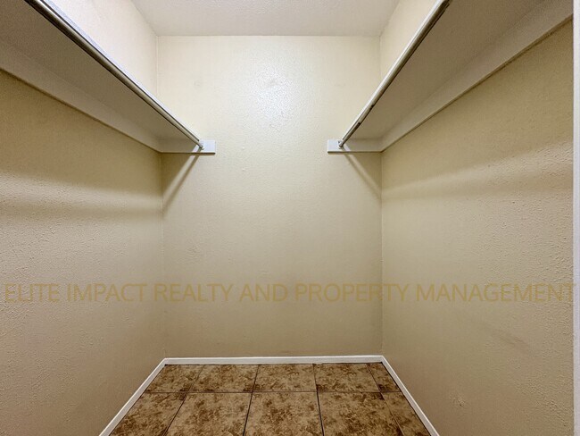 Building Photo - 1620 N Wilmot Rd