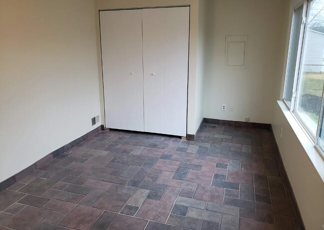 Building Photo - Three Bedroom for Rent!