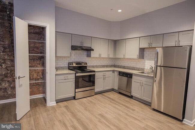 Building Photo - 218 W Main St