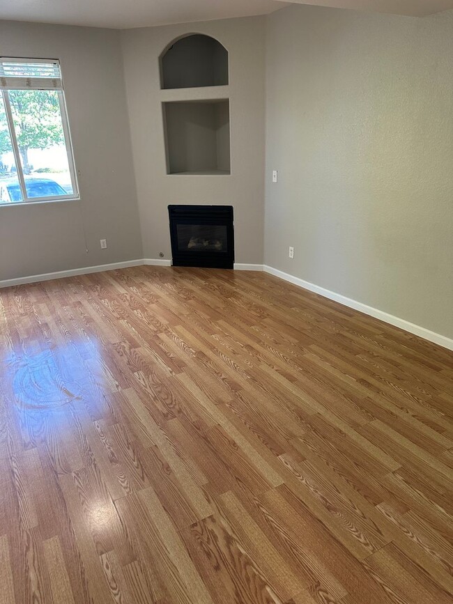 Building Photo - Clean, spacious, 2 bedroom, 2.5 bath townhome - near Buckley AFB!