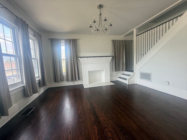 Building Photo - Beautifully updated 3 bedroom 3 bathroom home