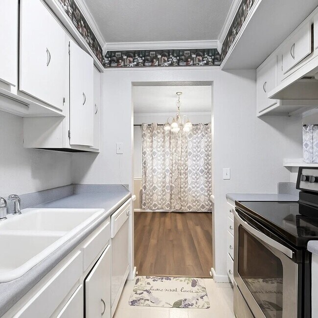 Building Photo - 810 Bellevue Rd