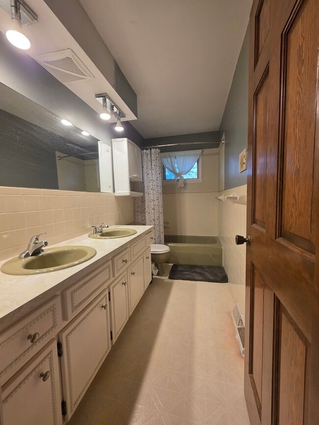 Building Photo - Spacious Four Bedroom Home!