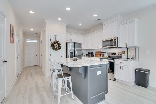 Building Photo - 3 Bedroom 2 Bathroom Ranch