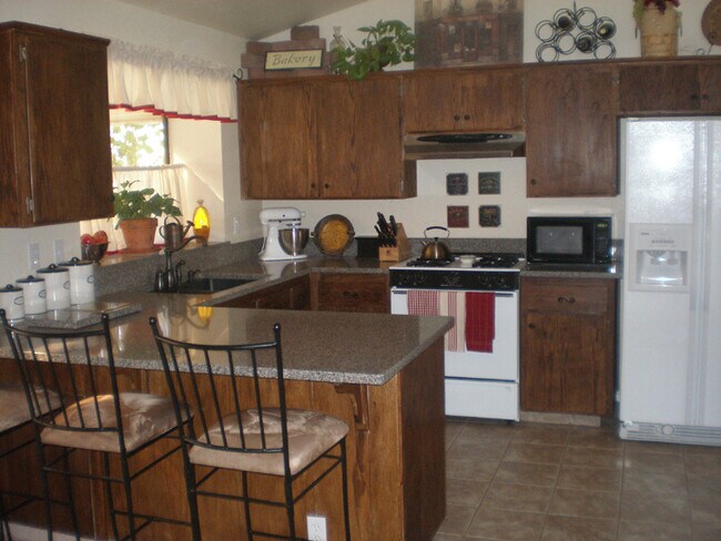 Building Photo - ***New Listing*** 3 Bedroom 2 Bath home in SW Visalia!!! Yard Care Included!