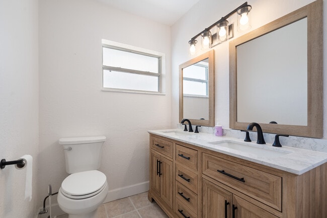 Building Photo - 3536 Belle Vista Dr E