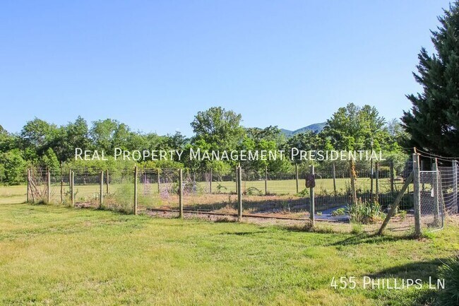 Building Photo - 455 Phillips Ln