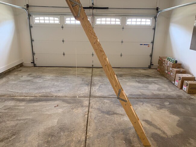 Building Photo - Spacious home with Garage and Fenced Backy...