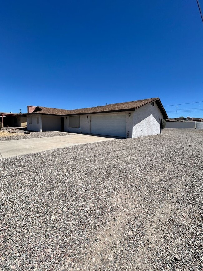 Building Photo - Unfurnished Home!