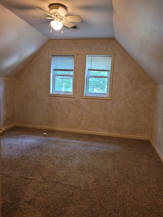 Building Photo - 326 E Burd St