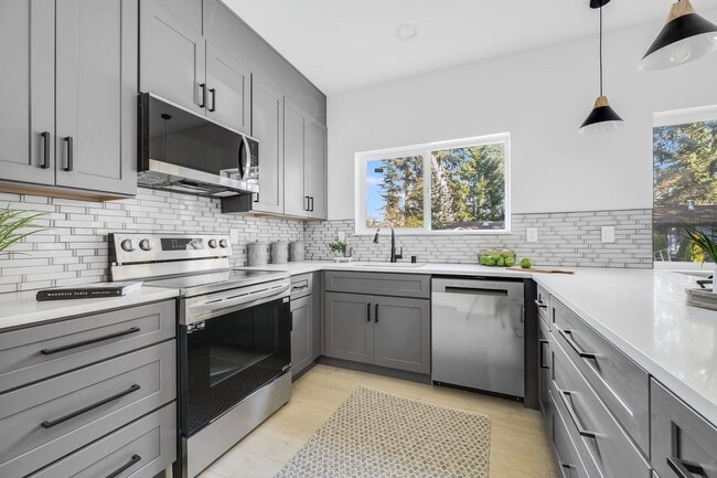Building Photo - Beautiful Brand New 2bed 2.5bath Seattle H...
